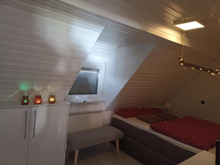 غرفة نوم، مفروشة بخزانات ملابس مجهزة