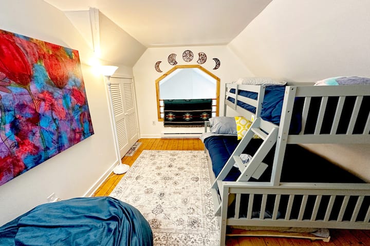 Втора спалня е чудесна стая за деца или възрастни. Има двуетажно легло и разтегателно легло. 