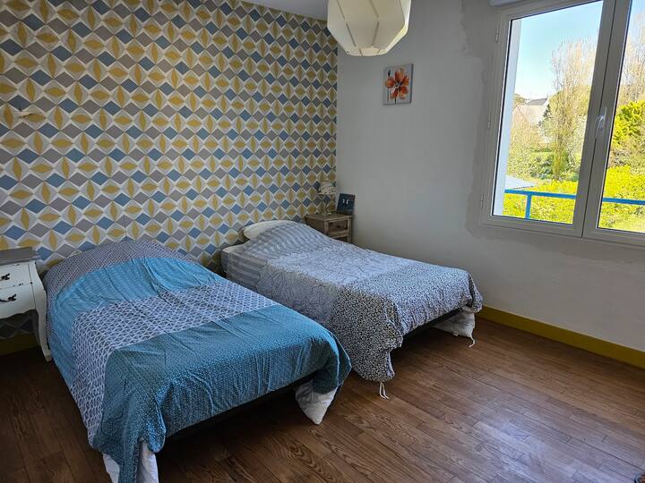 Третата спалня, с изглед към градината , с  2 легла по 90