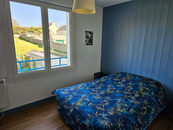 Втората спалня с изглед към градината, с  1 легло от 140