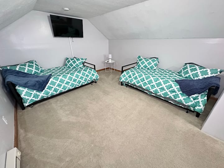 Loft con 8 camas individuales y TV inteligente