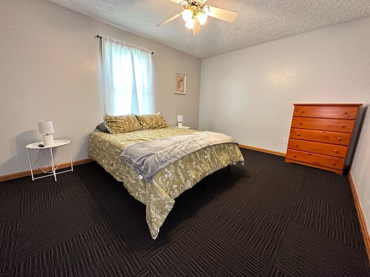 Dormitorio #3 con cama tamaño queen, vestidor, armario y TV inteligente 