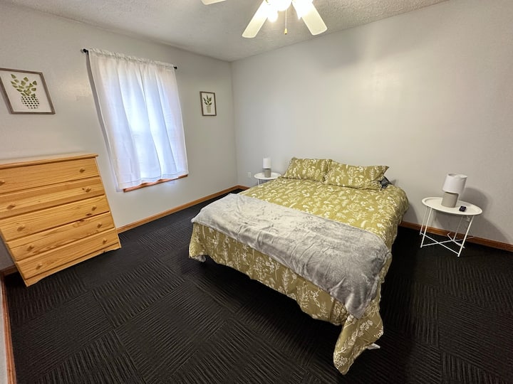 Dormitorio #2 con cama tamaño queen, vestidor, armario y TV inteligente 