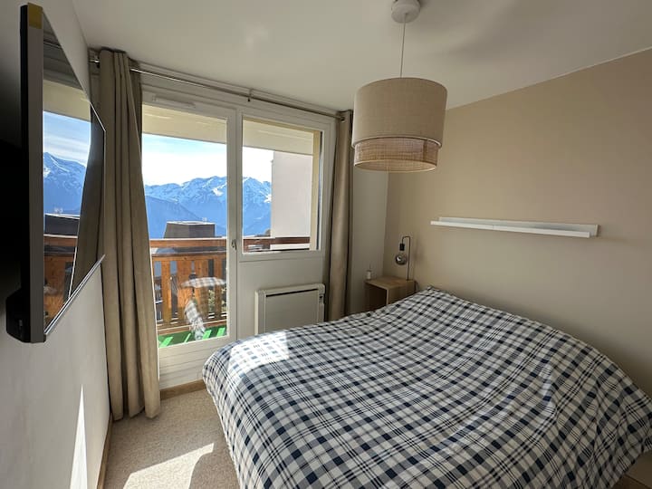 Chambre double vue montagne lit 160/200
écran plat Philips Ambilight 102cm