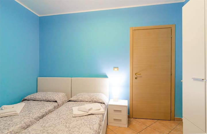 带2张1米宽单人床的第二间卧室