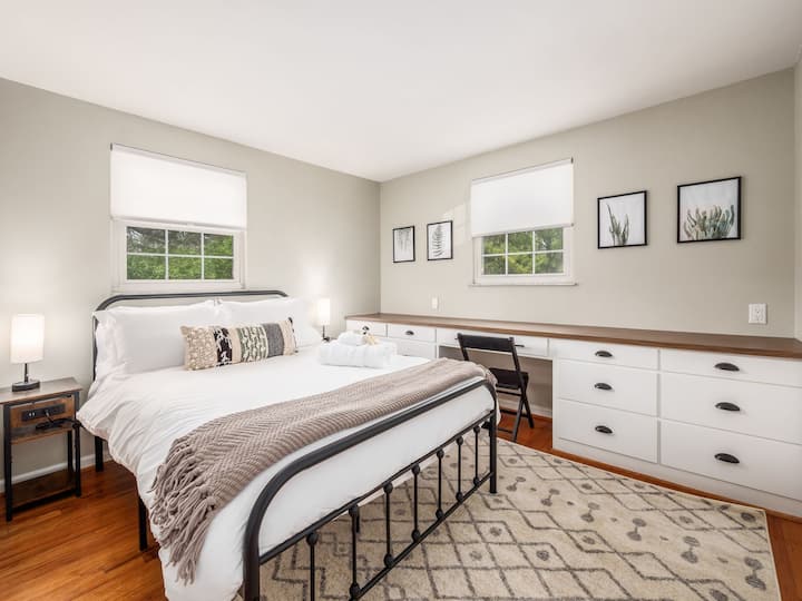 اكتشف اللمسات المدروسة التي تجعل إقامتك لا تنسى في غرفة نومنا المجهزة بشكل جميل