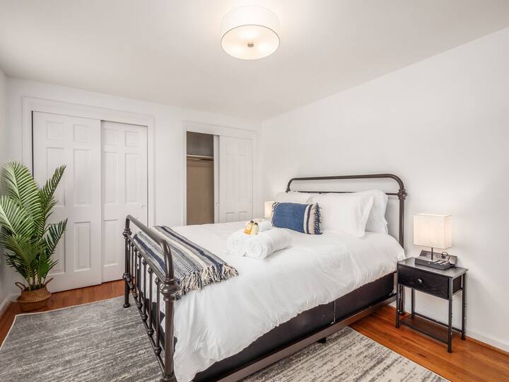 جرب أقصى درجات الراحة والخصوصية في غرفة النوم المفروشة بعناية