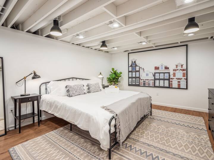 النوم مثل الملوك في غرفة نومنا المصممة بشكل جميل والمجهزة تجهيزًا جيدًا.