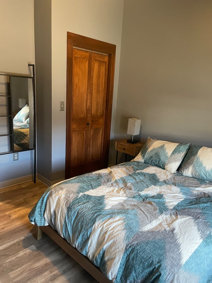 เตียงคู่พร้อมทีวีขนาด 60 "พร้อมความสามารถของ Roku ห้องนอนยังมีพัดลมเพดานม่านบังแสงและตู้เสื้อผ้า 