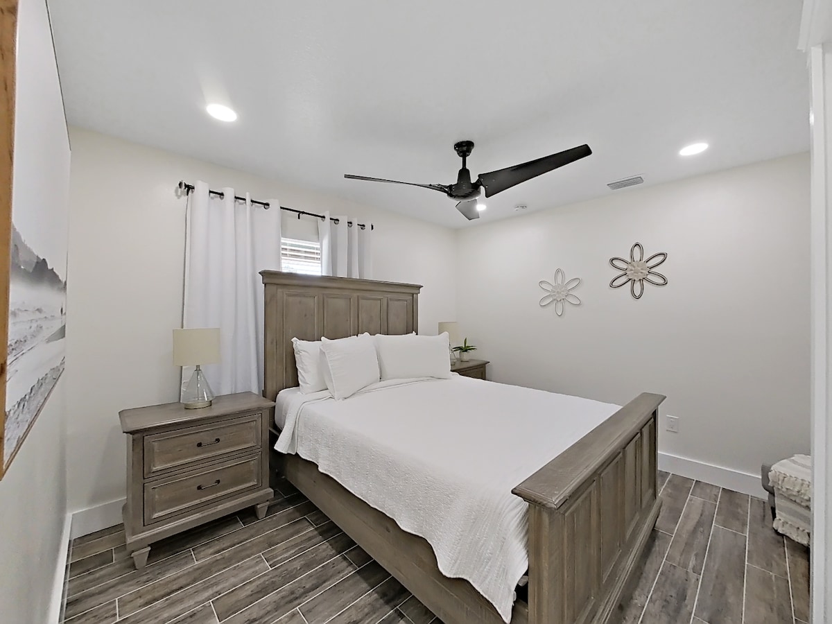 Queensize bed in tweede slaapkamer 