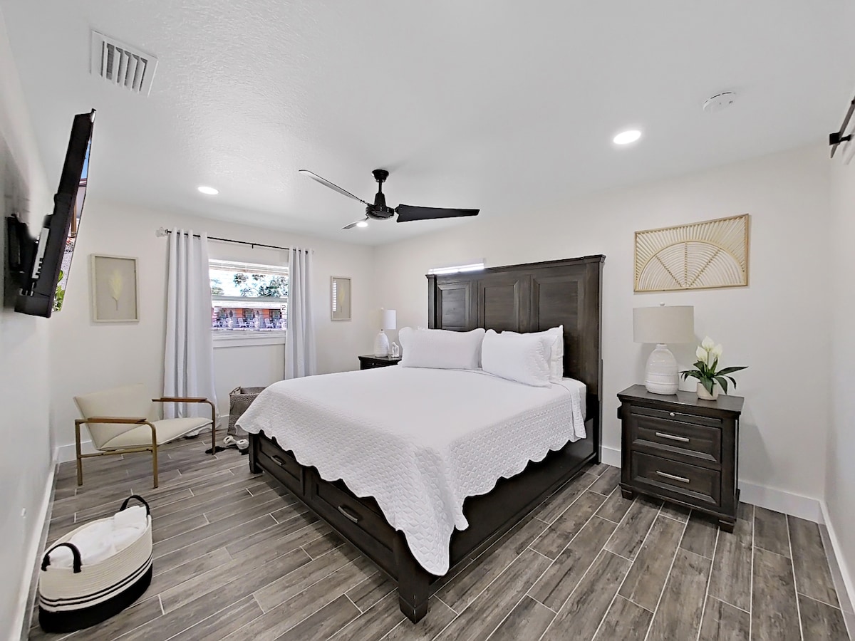 Hoofdslaapkamer met kingsize bed