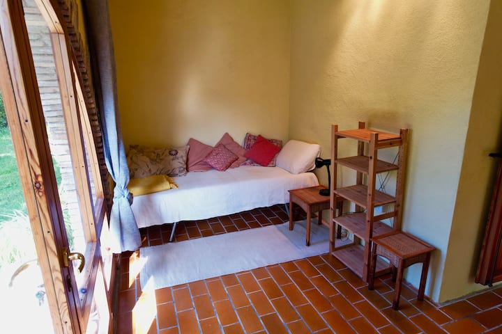 סלון קטן - מרפסת עם מיטה נוספת