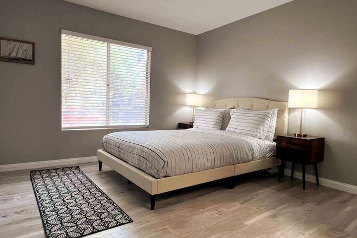 Ogromna glavna spavaća soba s udobnim madracem s bračnim krevetom i iznimno udobnim krevetom.