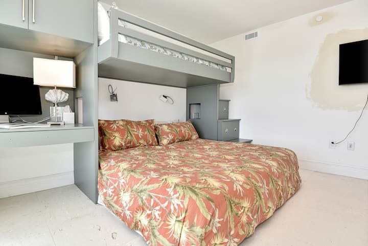 Втората спалня има големи плъзгачи, които се отварят към пътеката на сградата.  Стаята разполага със суперголямо двойно легло в долната част на персонализираното двуетажно легло и две единични легла. Гостите ви могат да се събуждат с красивата гледка към реката всяка сутрин!