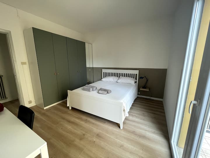 Მთავარი საძინებელი სამუშაო სივრცით - მთავარი საძინებელი სამუშაო სივრცით