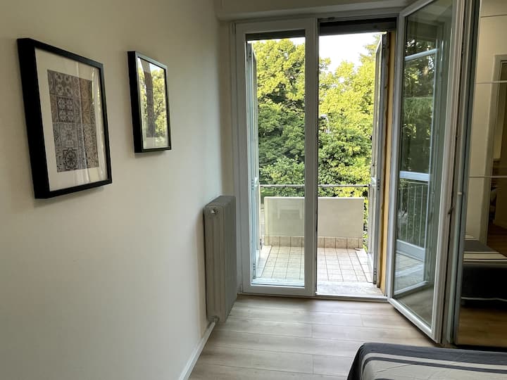 Მეორე საძინებლის ტერასა არხის ხედით - მეორე საძინებლის ტერასა მდინარის ხედით
