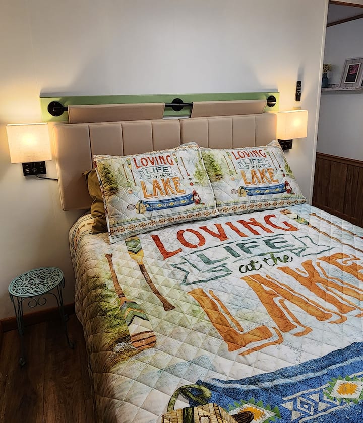 По - малката от двете самостоятелни спални разполага с двойна мемори пяна и лампи за четене с USB портове.