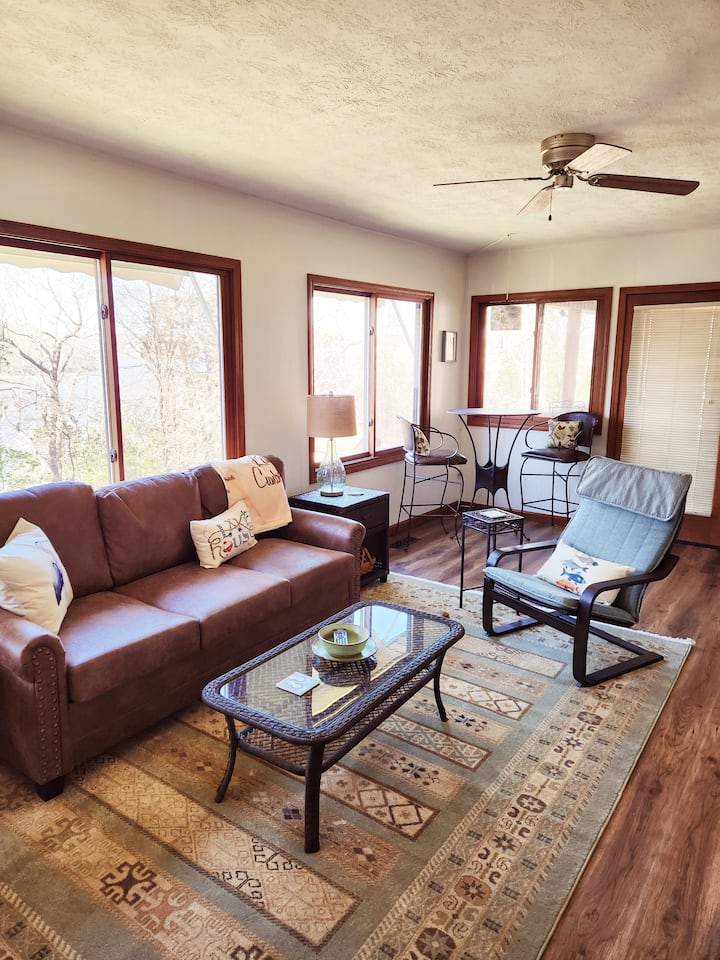 Jo's Cottage; 6m walk to water; 1,100ft to ramp Houses for Rent in