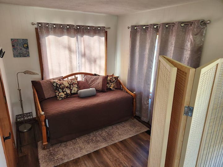 Полусамостоятелно (проверено) кътче за спане в източния край на слънчевата стая. Легло с два двойни матрака.