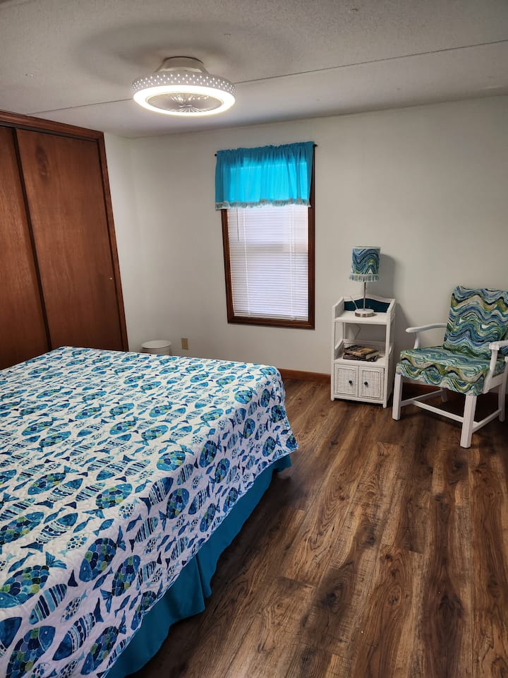 По - голяма от две самостоятелни спални с двойно легло и тих кът за сядане. Лампата на тавана включва и вентилатор.