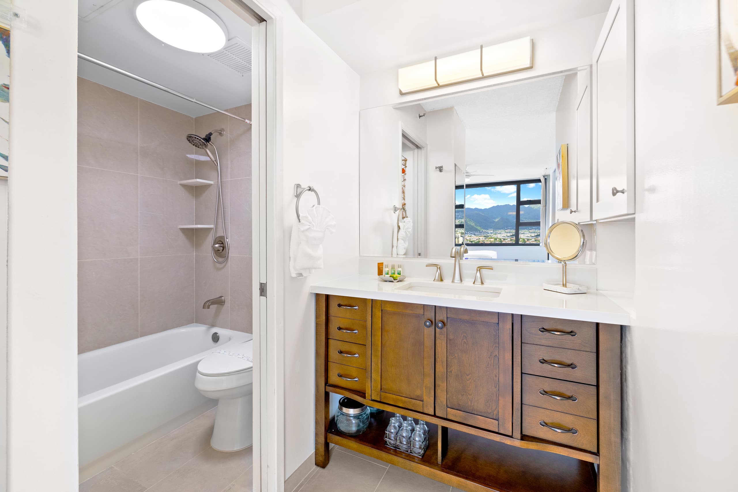 Condo in Honolulu · ★4.81 · 1 bedroom · 3 beds · 1 private bath - Image 17