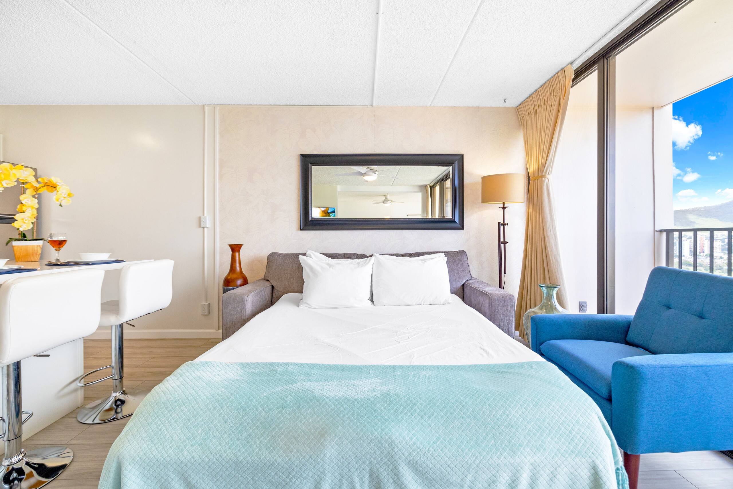 Condo in Honolulu · ★4.81 · 1 bedroom · 3 beds · 1 private bath - Image 3
