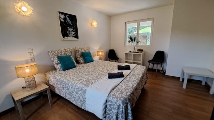 Habitación inferior cama 180 con baño y aseo privado