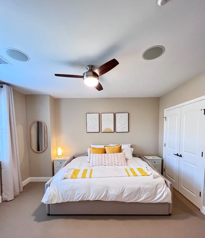 Sunny bedroom with Queen daybed