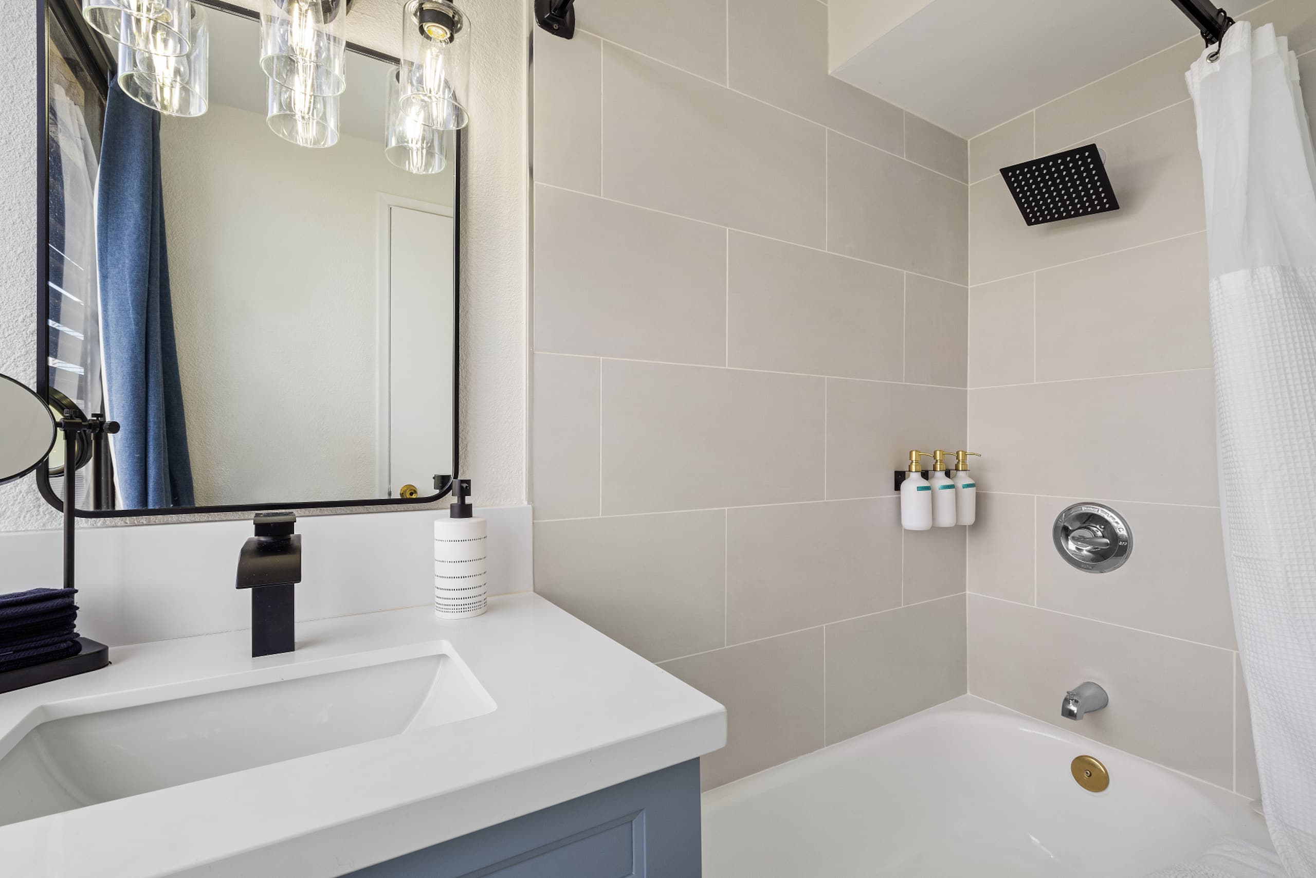 Condo in Honolulu · ★4.81 · Studio · 1 bed · 1 bath - Image 16