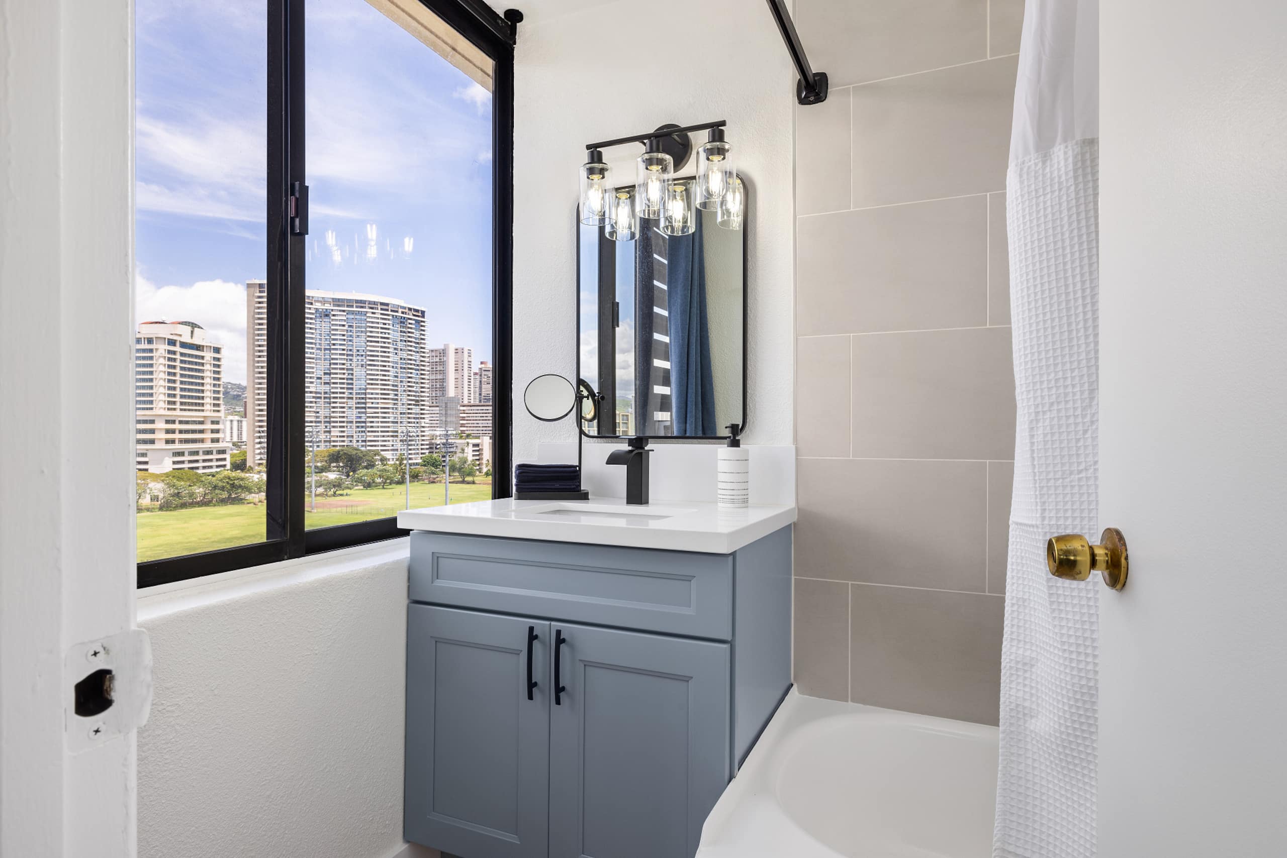 Condo in Honolulu · ★4.81 · Studio · 1 bed · 1 bath - Image 15