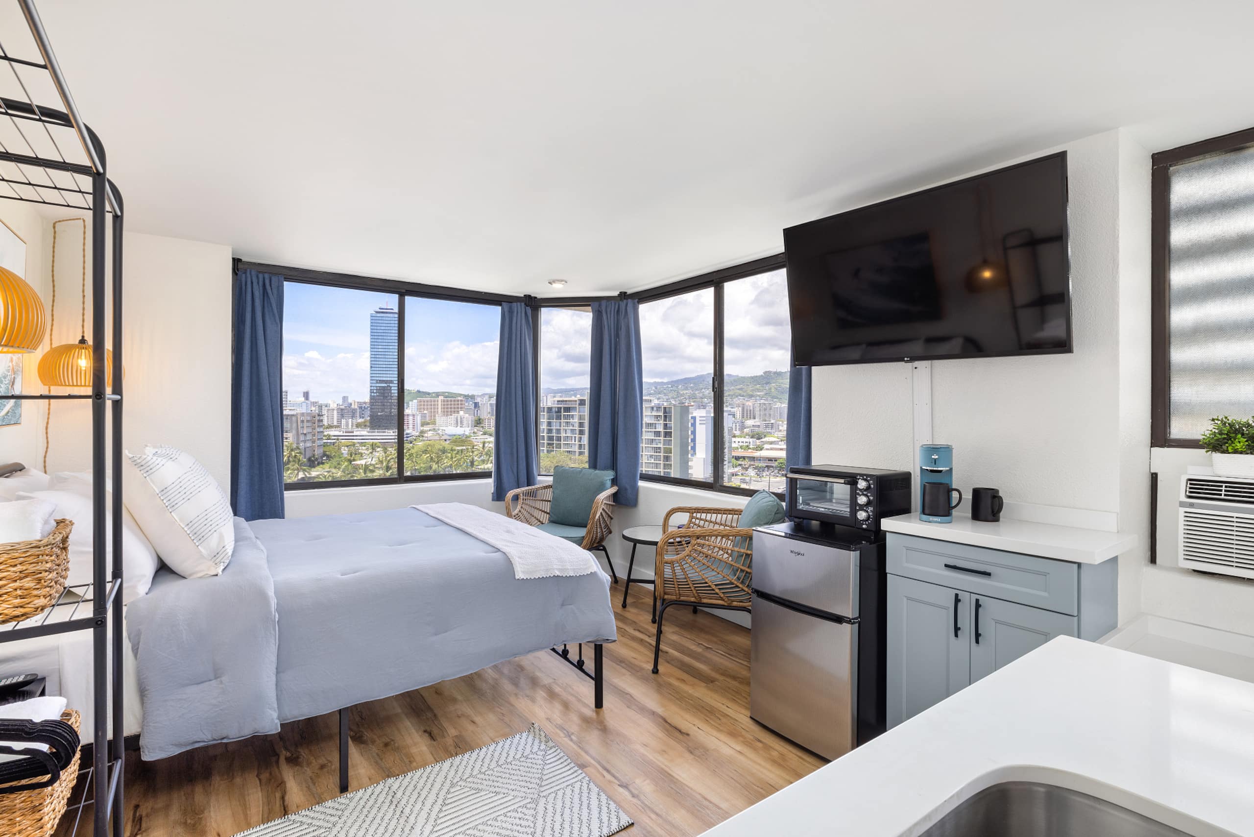 Condo in Honolulu · ★4.81 · Studio · 1 bed · 1 bath - Image 23
