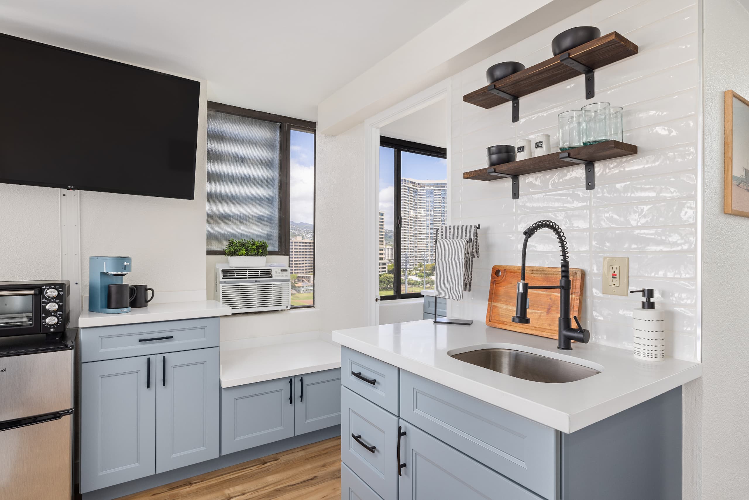 Condo in Honolulu · ★4.81 · Studio · 1 bed · 1 bath - Image 4