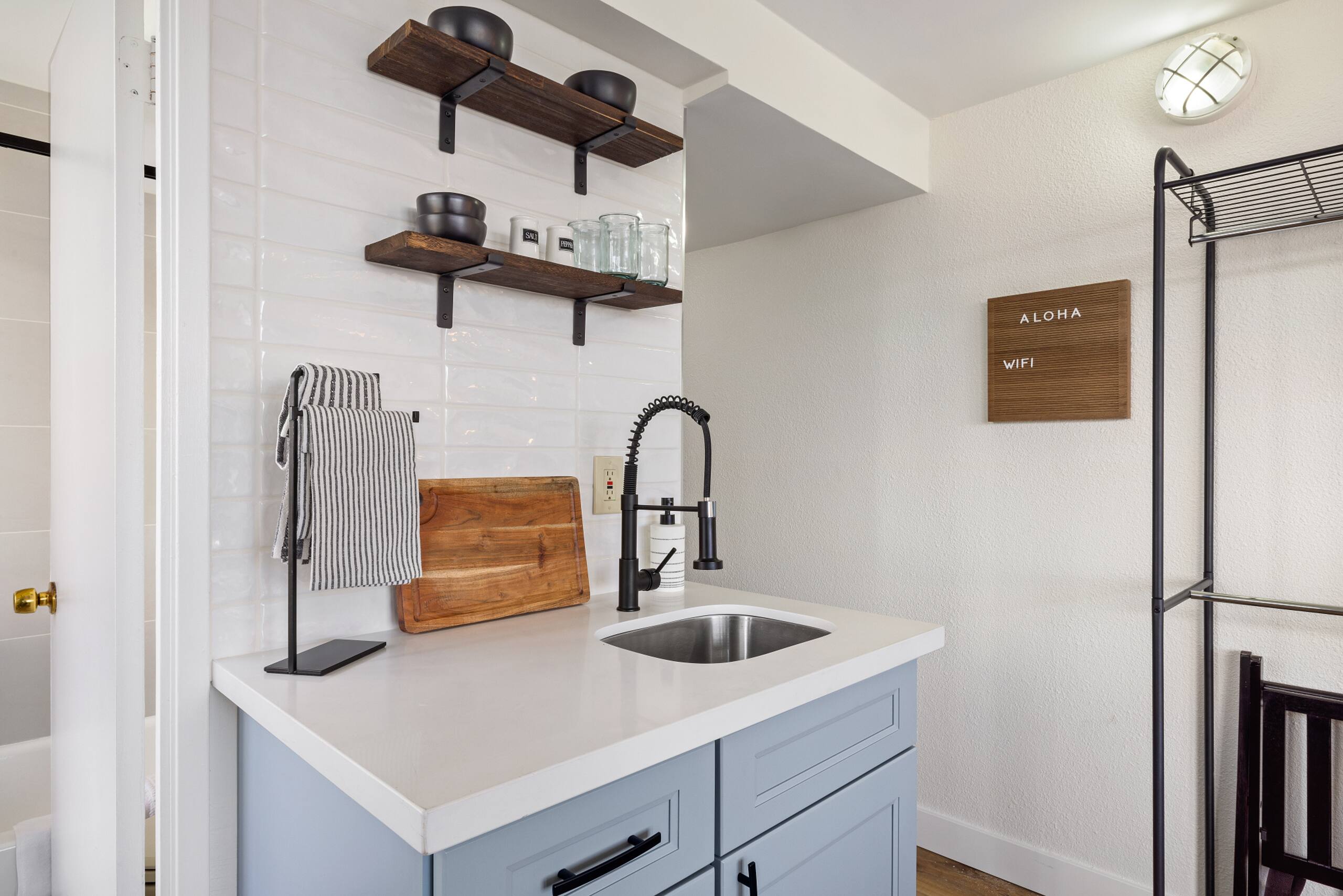 Condo in Honolulu · ★4.81 · Studio · 1 bed · 1 bath - Image 5