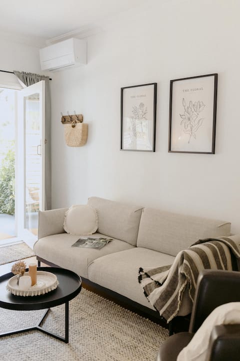 Successful Airbnb property: Lola by the bay - cosy getaway in Broadwater