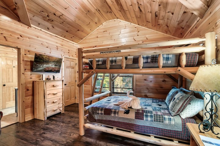 Malkia juu ya bunk malkia juu ya ngazi ya juu na bafu masharti na beseni na kuoga