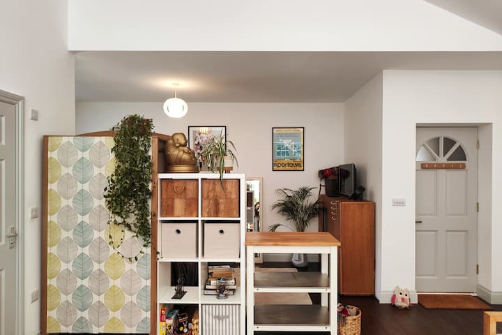 Prostor za rad ili radni stol, igre i knjige