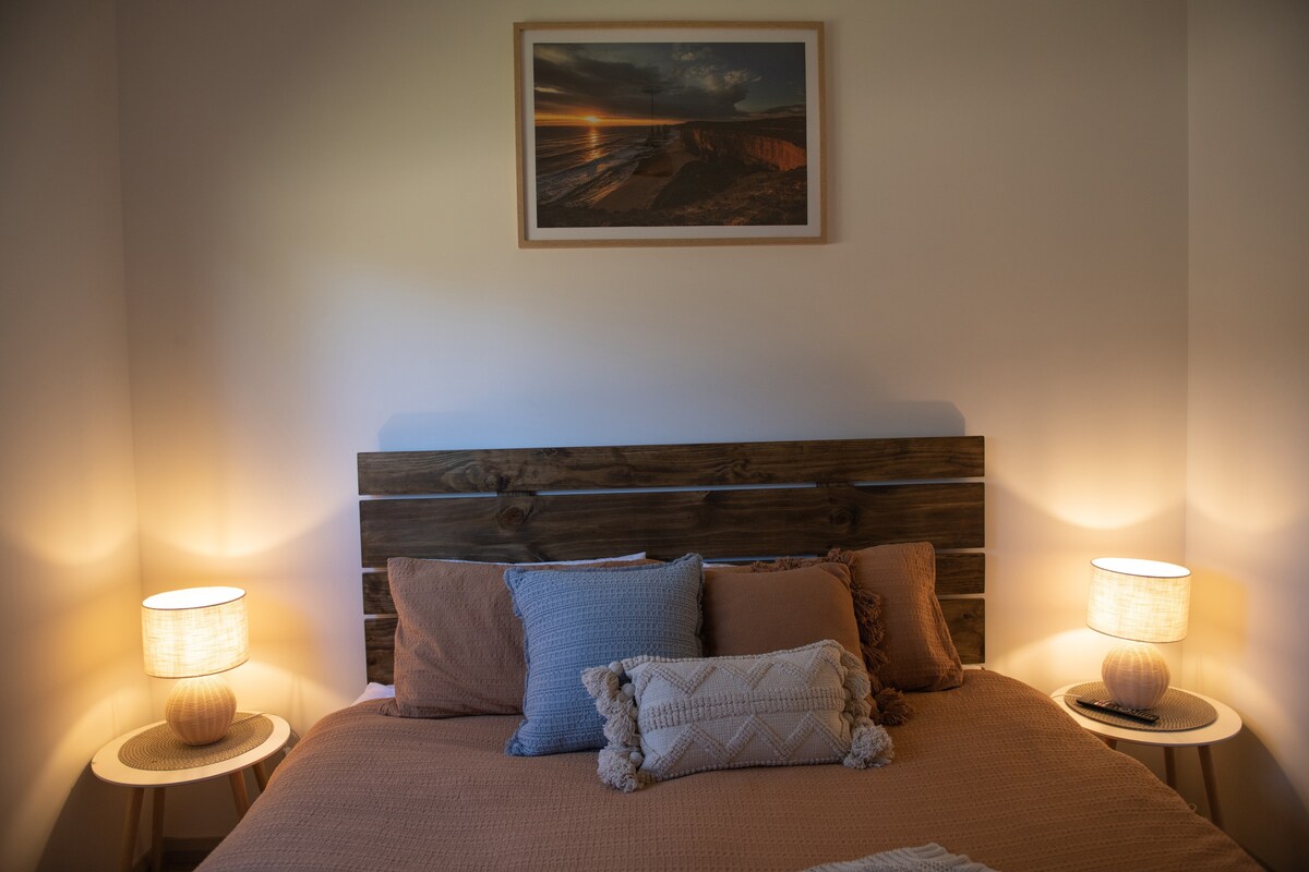 Dhoma kryesore e gjumit, krevat i rehatshëm "King", televizor inteligjent me Netflix falas.