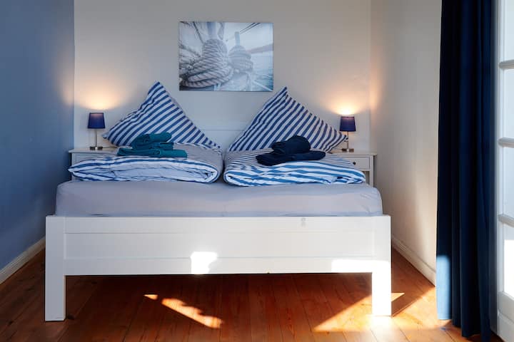 Dormitorio con cama de 1,60 m x 2,00 m y espacio para una cama de viaje para niños.