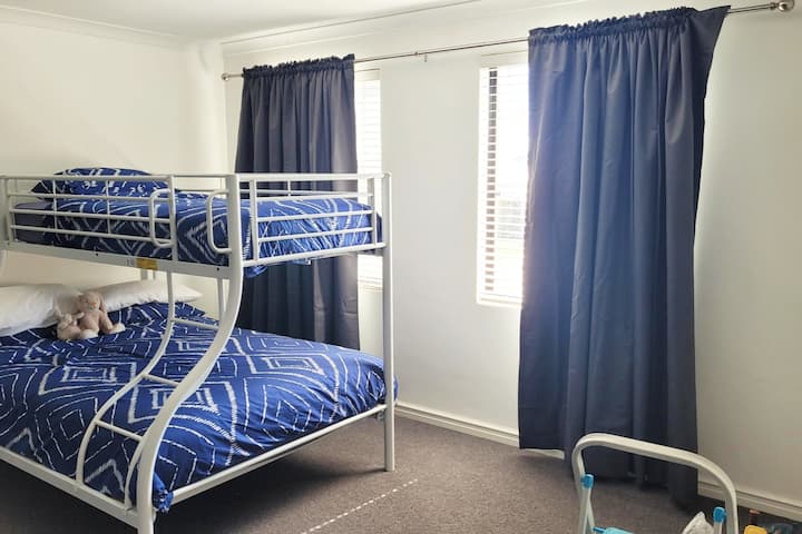 Tretí obývací priestor na poschodí s tromi poschodovými posteľami pre deti.  K dispozícii je dostatok priestoru na detské aktivity vrátane monitora na pripojenie herného zariadenia.