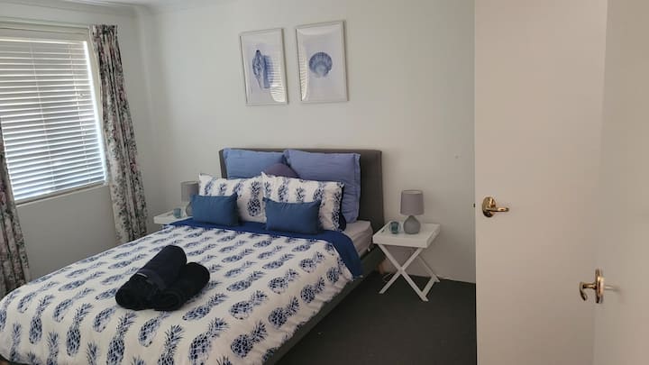 Dvojitá izba pre vaše pohodlie.  Vstup do hlavnej kúpeľne budete mať zo svojej spálne.