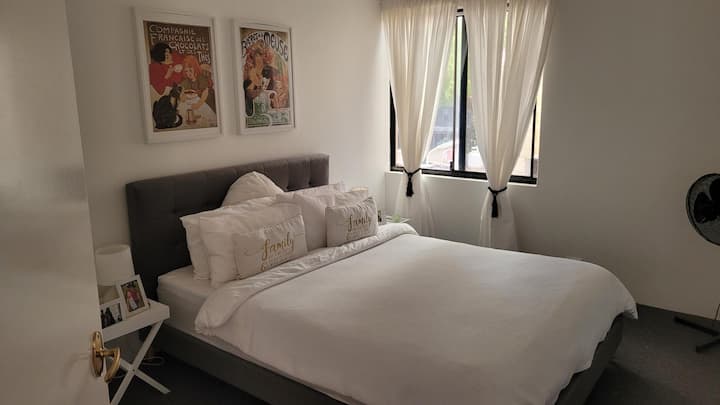 Dvojitá izba. Pre vaše pohodlie je k dispozícii ventilátor podstavca.