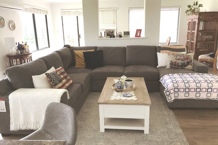 Heated Pool. Spacious.Close to all things Mandurah