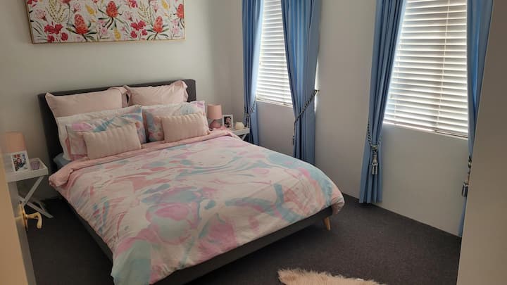 Spálňa 3 dvojlôžková izba. Pre vaše pohodlie je k dispozícii ventilátor podstavca.