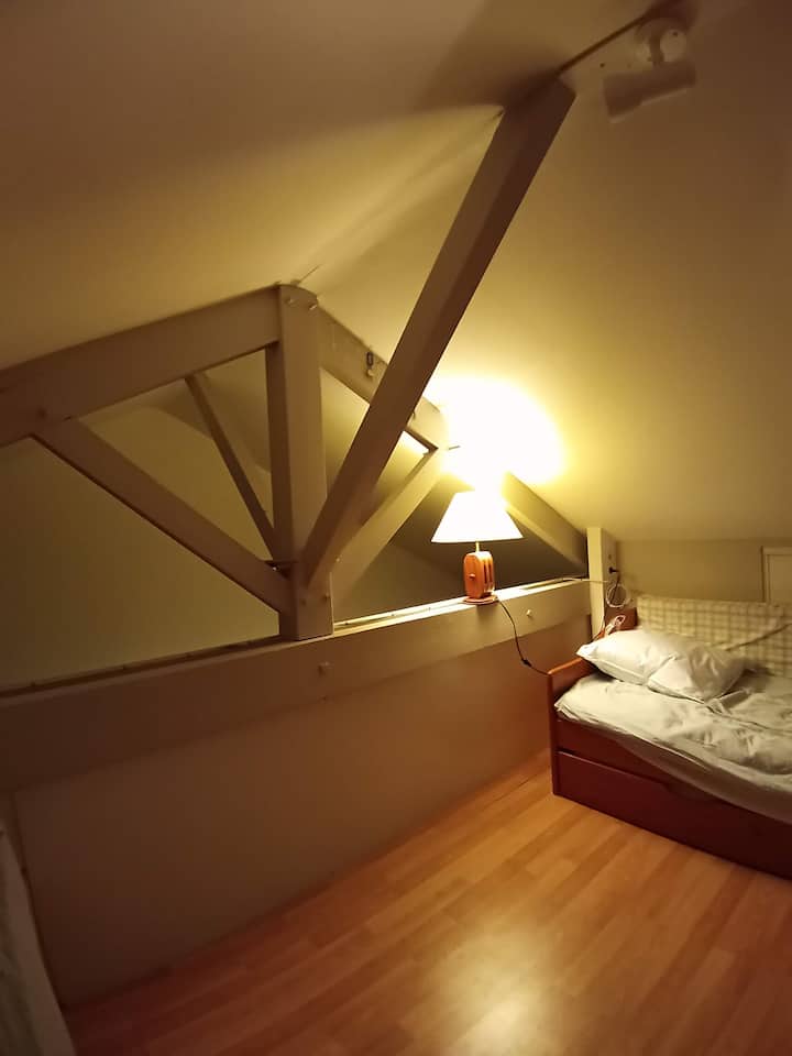 mezzanine, kwa watoto (vitanda vitatu)