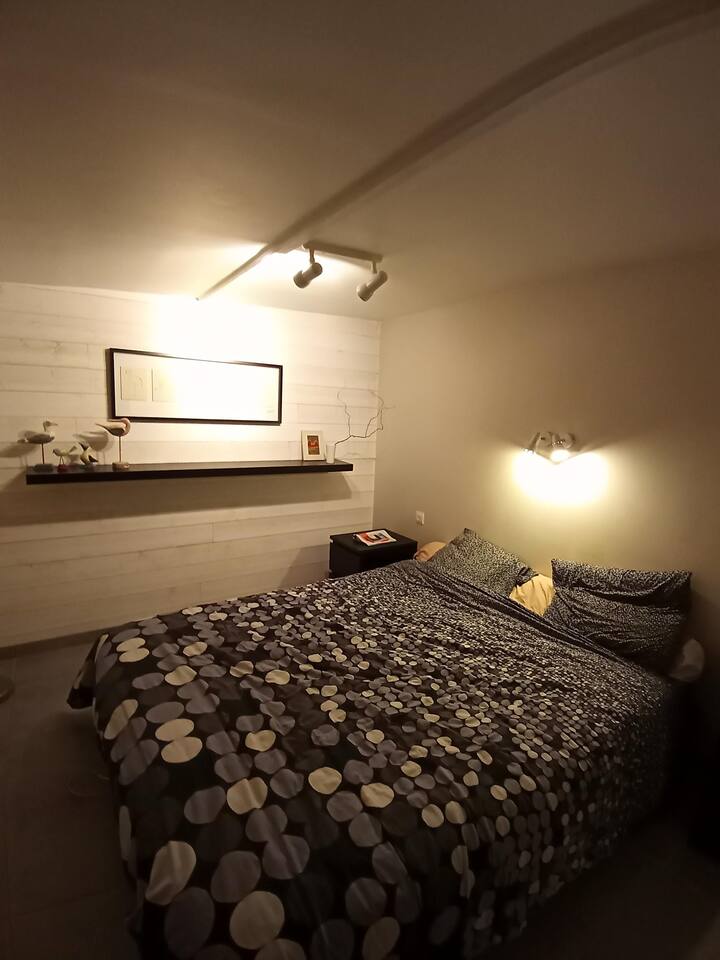 Chumba kikubwa cha kulala, kinachoangalia bustani