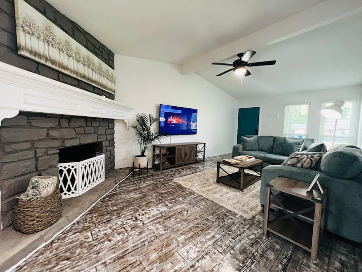 Boho Farmhouse Deluxe Duplex near Austin Houses for Rent in