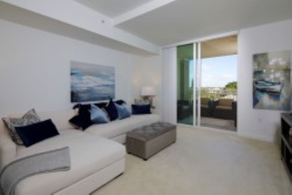 El sofá fue reemplazado por uno nuevo, ya que estas fotos se tomaron el 10/1/2023.