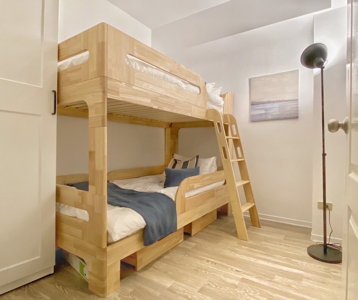 Litera de tamaño adulto. 

Dos colchones individuales grandes (190 x 105 cm)  