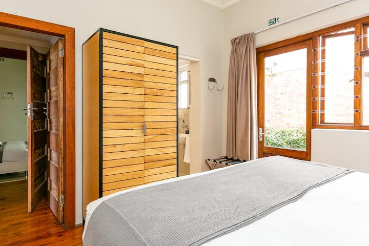 La chambre 3 dispose d'un lit King Size avec salle de bain attenante avec baignoire, toilettes et lavabo. La chambre dispose d'une porte qui mène à un cour. 