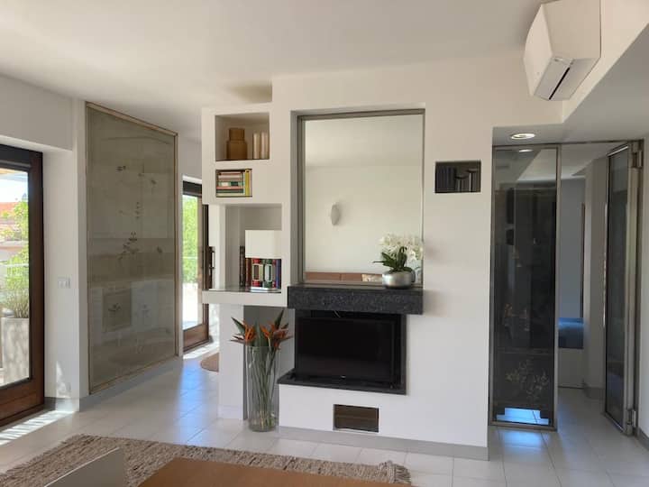 всекидневна,  специален стар китайски гоблен между всекидневната и кухнята